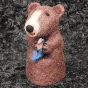 Schafwoll-Filz-Eierwärmer Bär mit Fisch