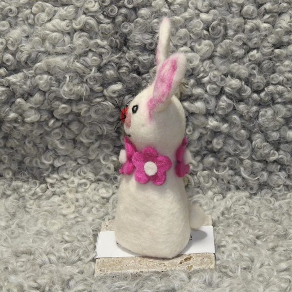 Schafwoll-Filz Eierwärmer Hase mit Blumenkette