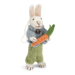 Schafwoll-Filz-Figur Hase mit Karotte und grüner Hose