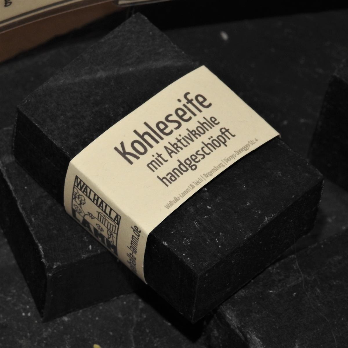 Handgeschöpfte Naturseife mit Aktivkohle Handgeschöpfte Naturseife mit Aktivkohle