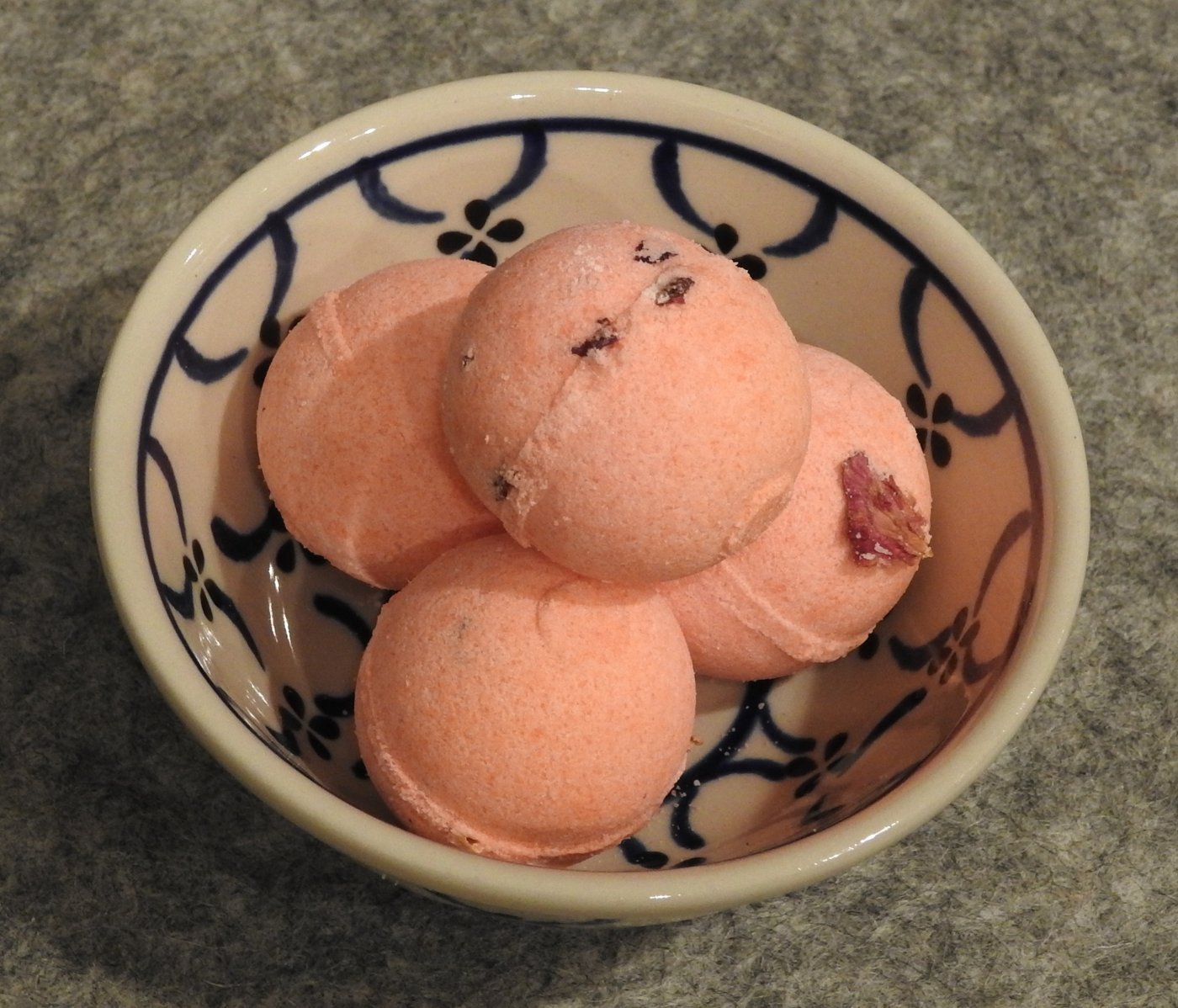 Badepraline mit Schafmilch Rose-Cassis