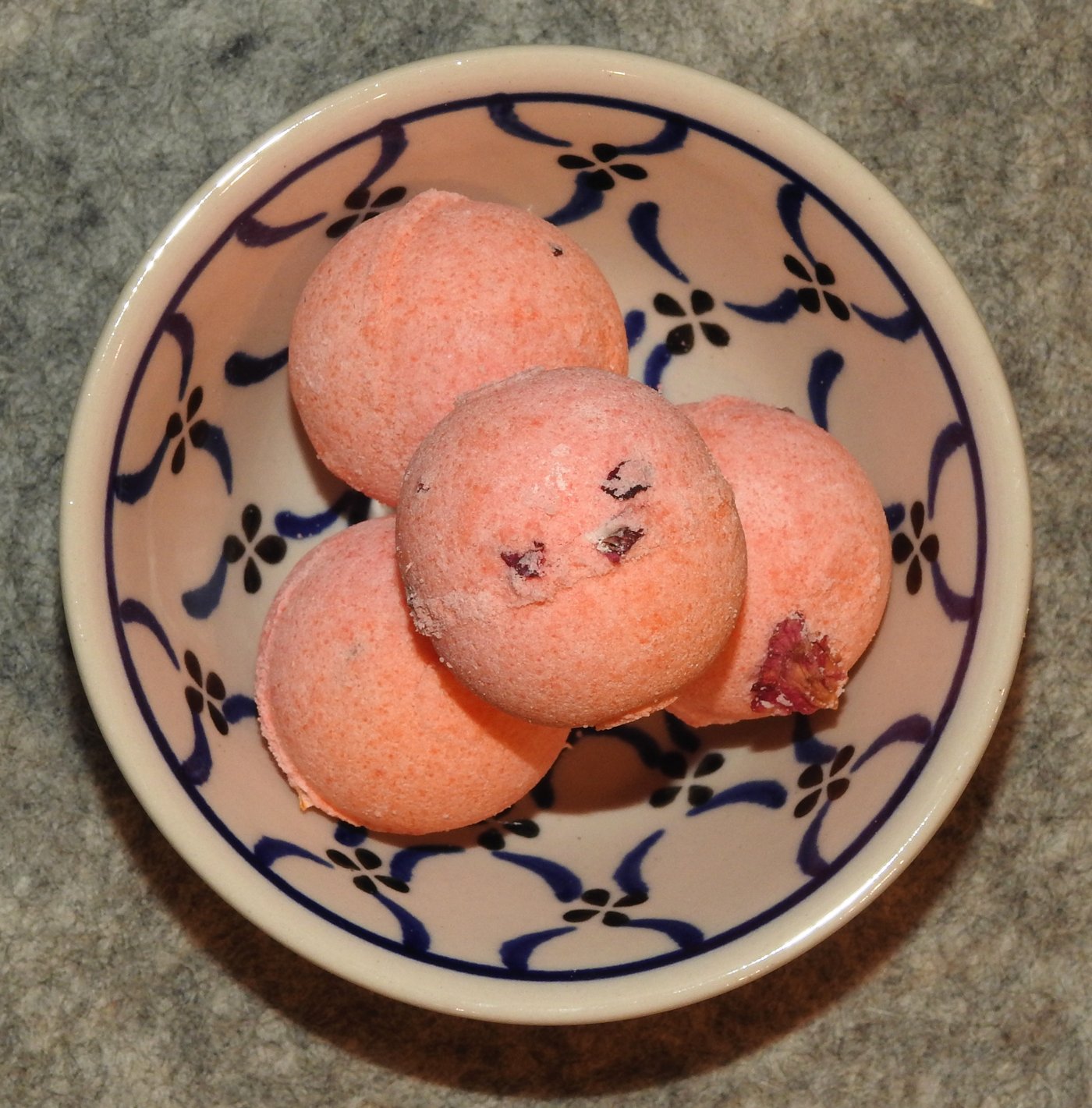 Badepraline mit Schafmilch Rose-Cassis