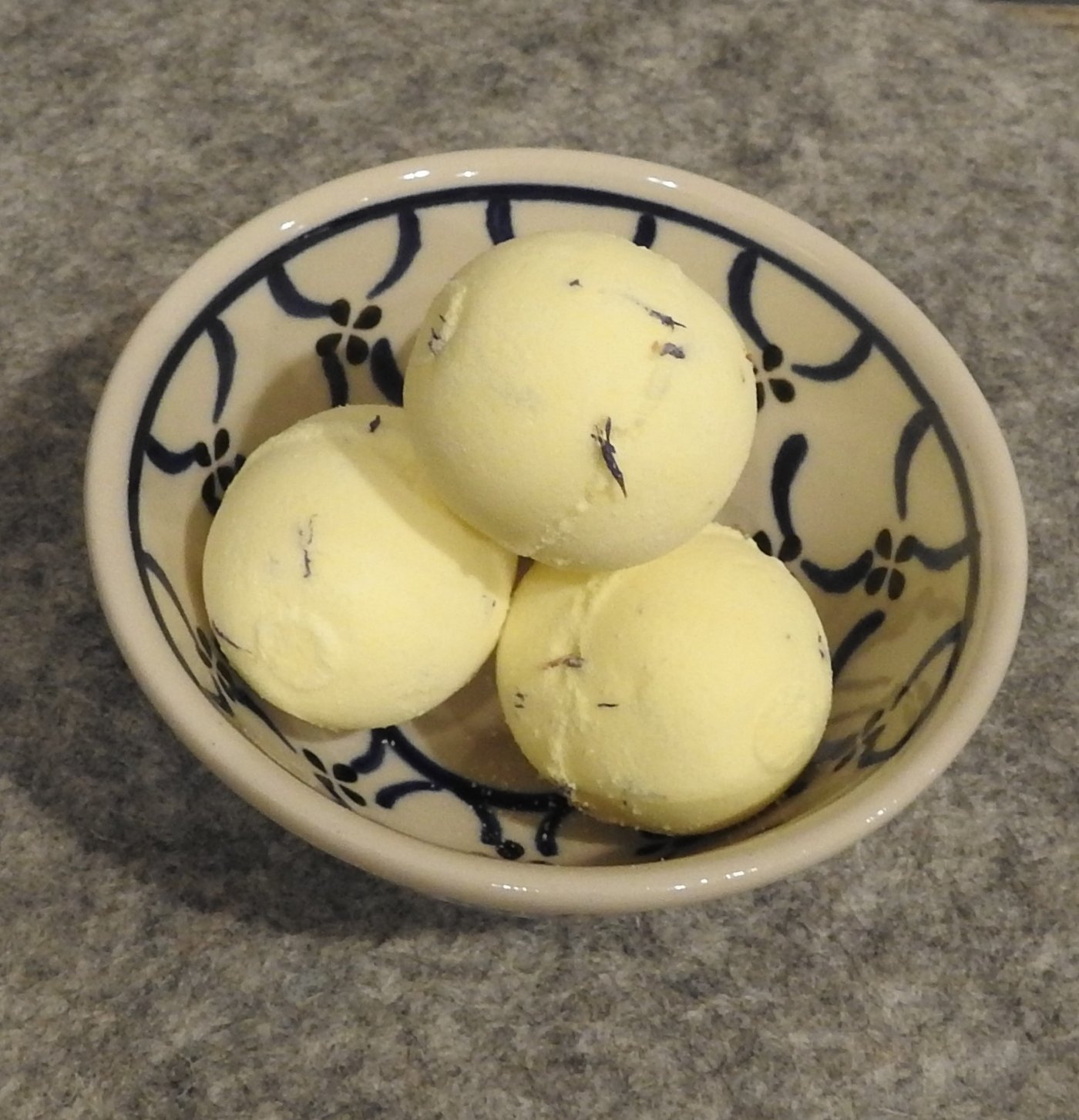 Badepraline mit Schafmilch Wiesenduft Badepraline mit Schafmilch Wiesenduft