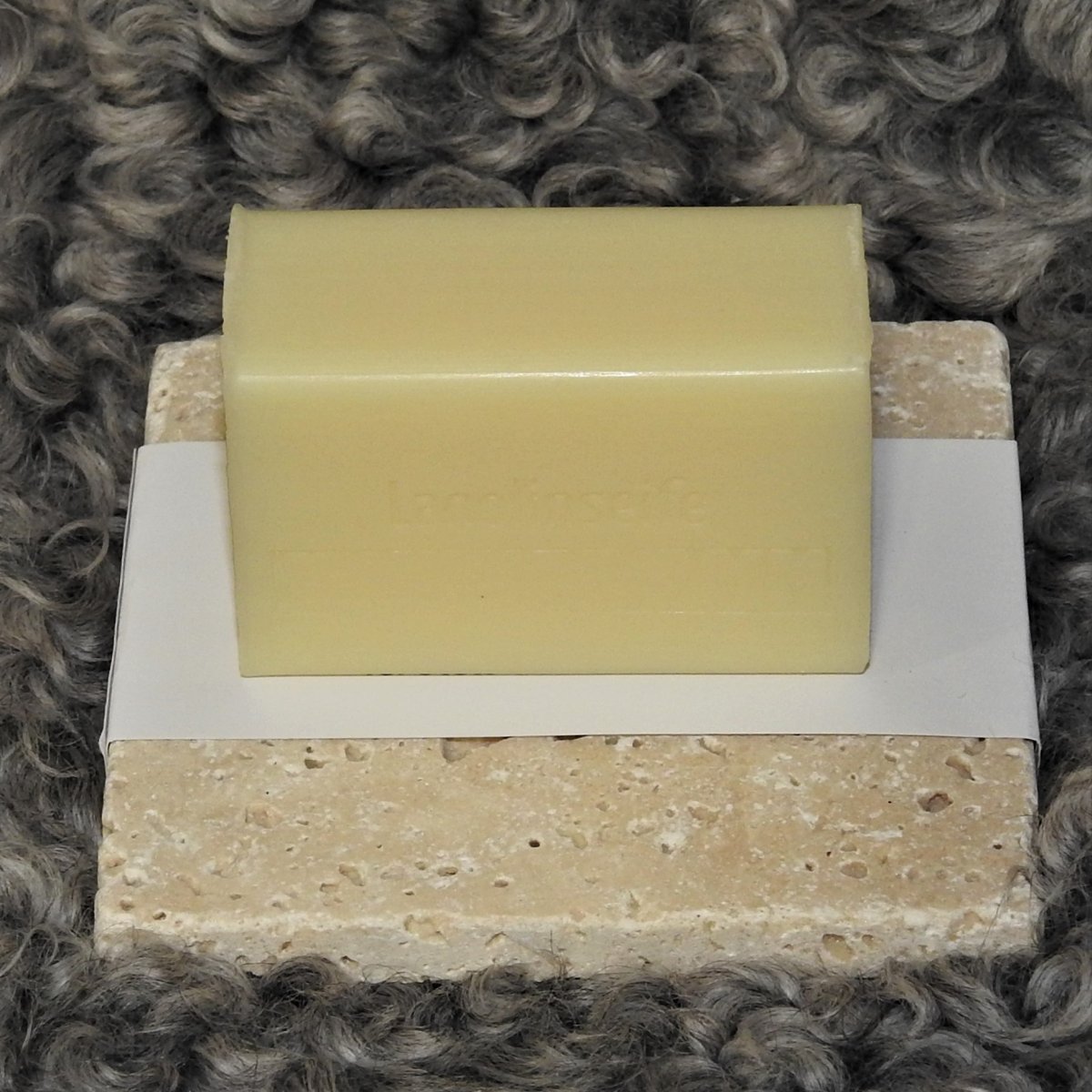 Lanolinseife Ideal Classic auf Travertinstein Lanolinseife Ideal Classic auf Travertinstein