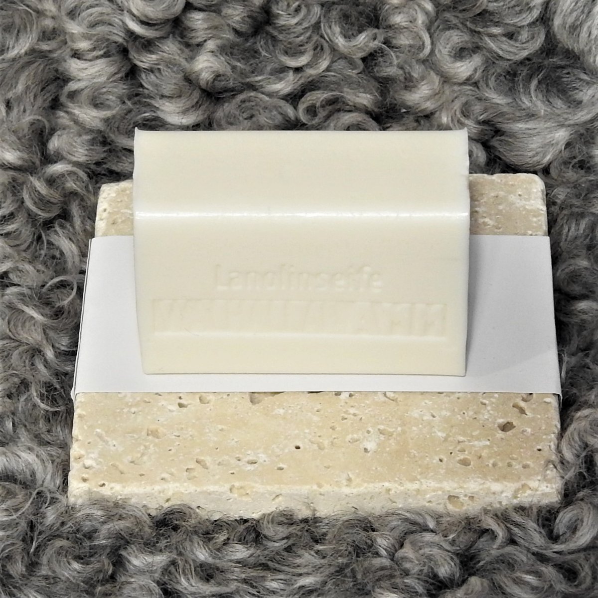 Lanolinseife Ideal Classic auf Travertinstein Lanolinseife Ideal Classic auf Travertinstein