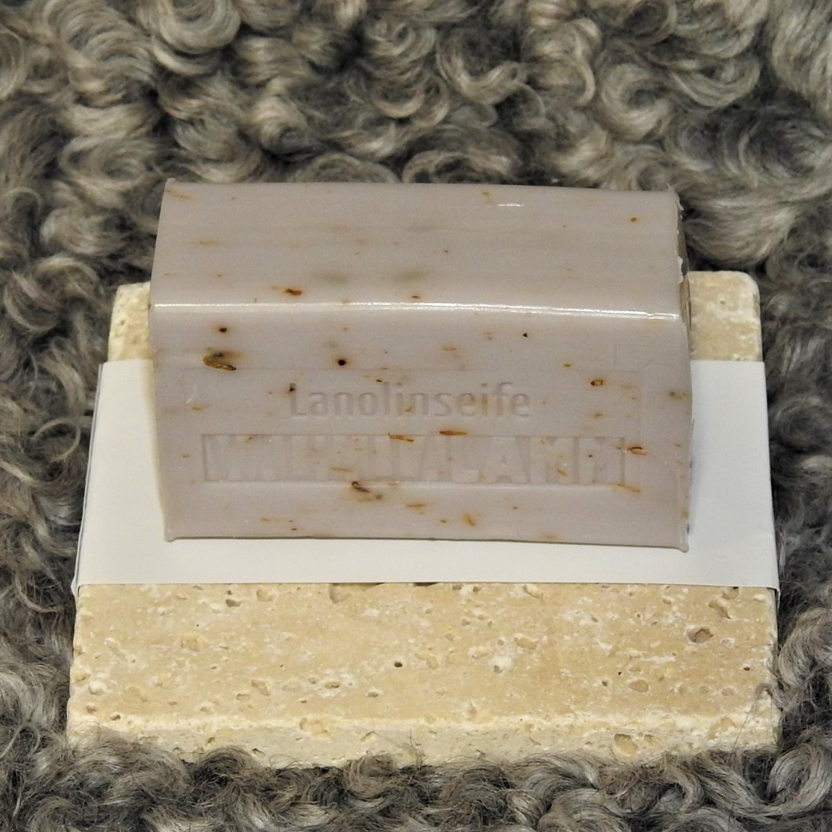 Lanolinseife Lavendel auf Travertinstein