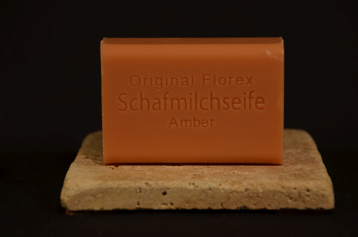Schafmilchseife Amber auf Travertin Schafmilchseife Amber auf Travertin
