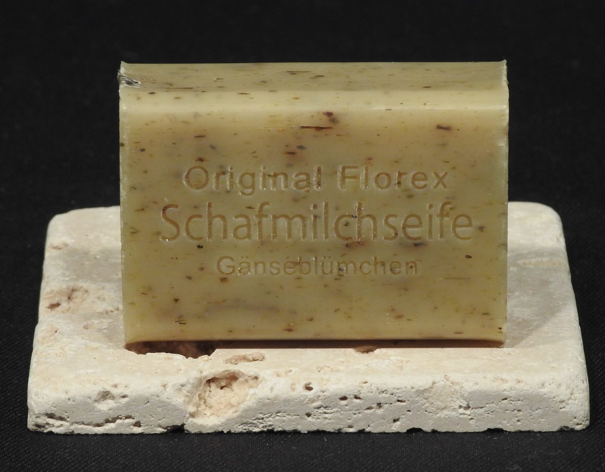 Schafmilchseife Gänseblümchen auf Travertin