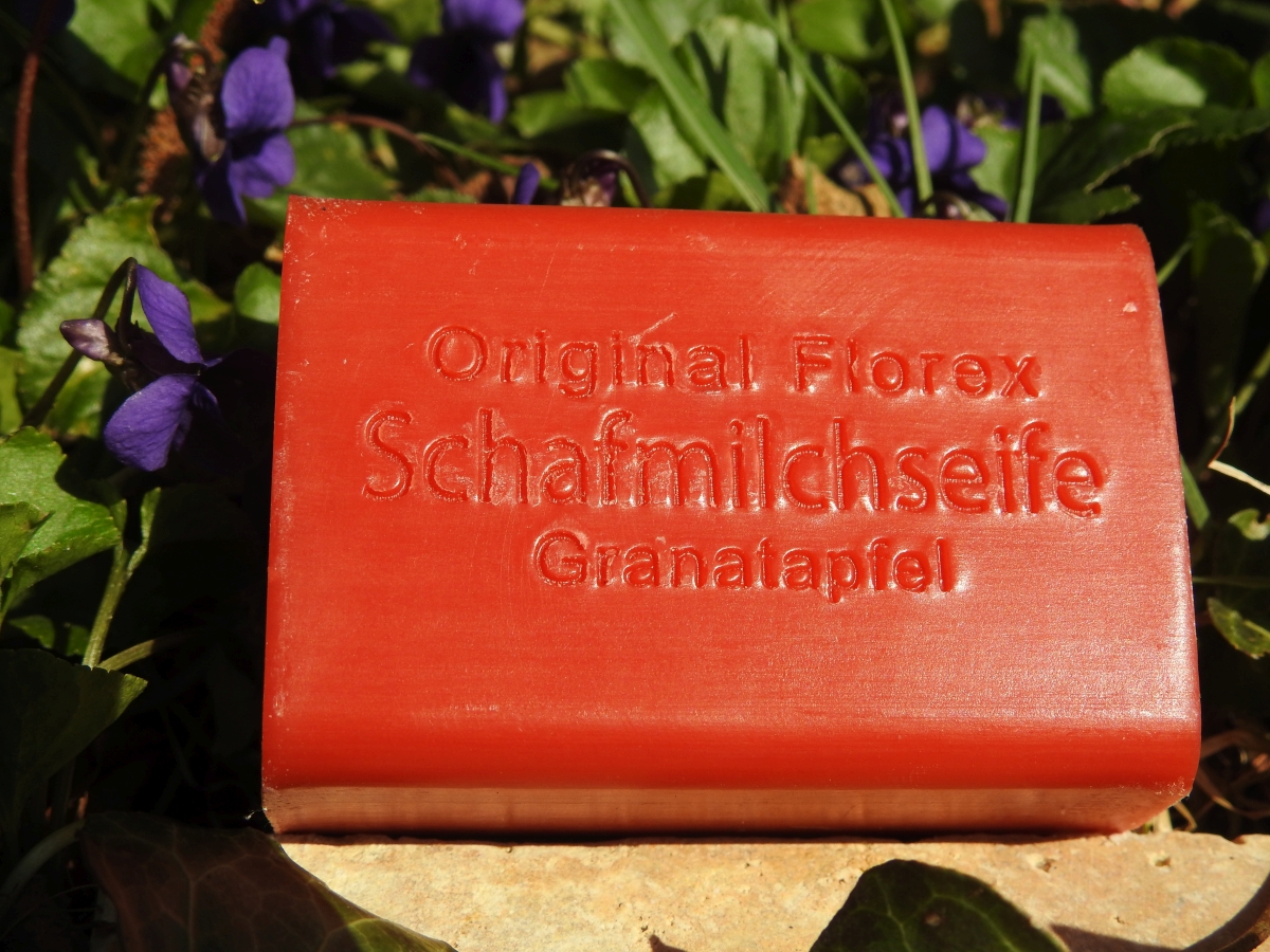 Schafmilchseife_Granatapfel_auf_Travertin