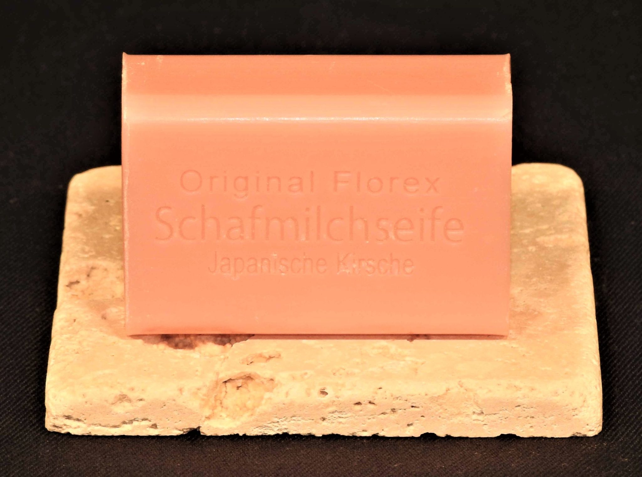 Schafmilchseife_Japanische_Kirsche_auf_Travertin