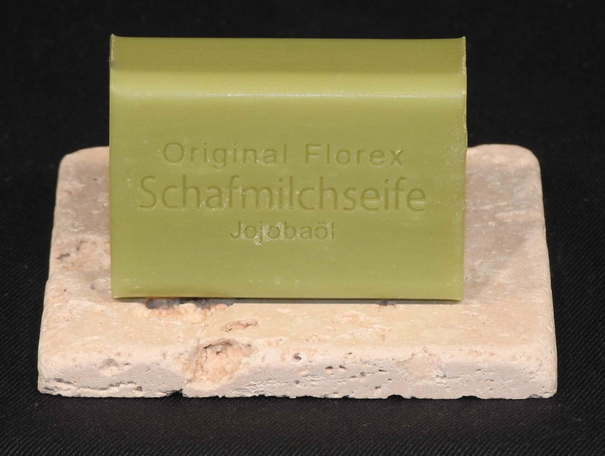 Schafmilchseife_Jojobaoel_auf_Travertin