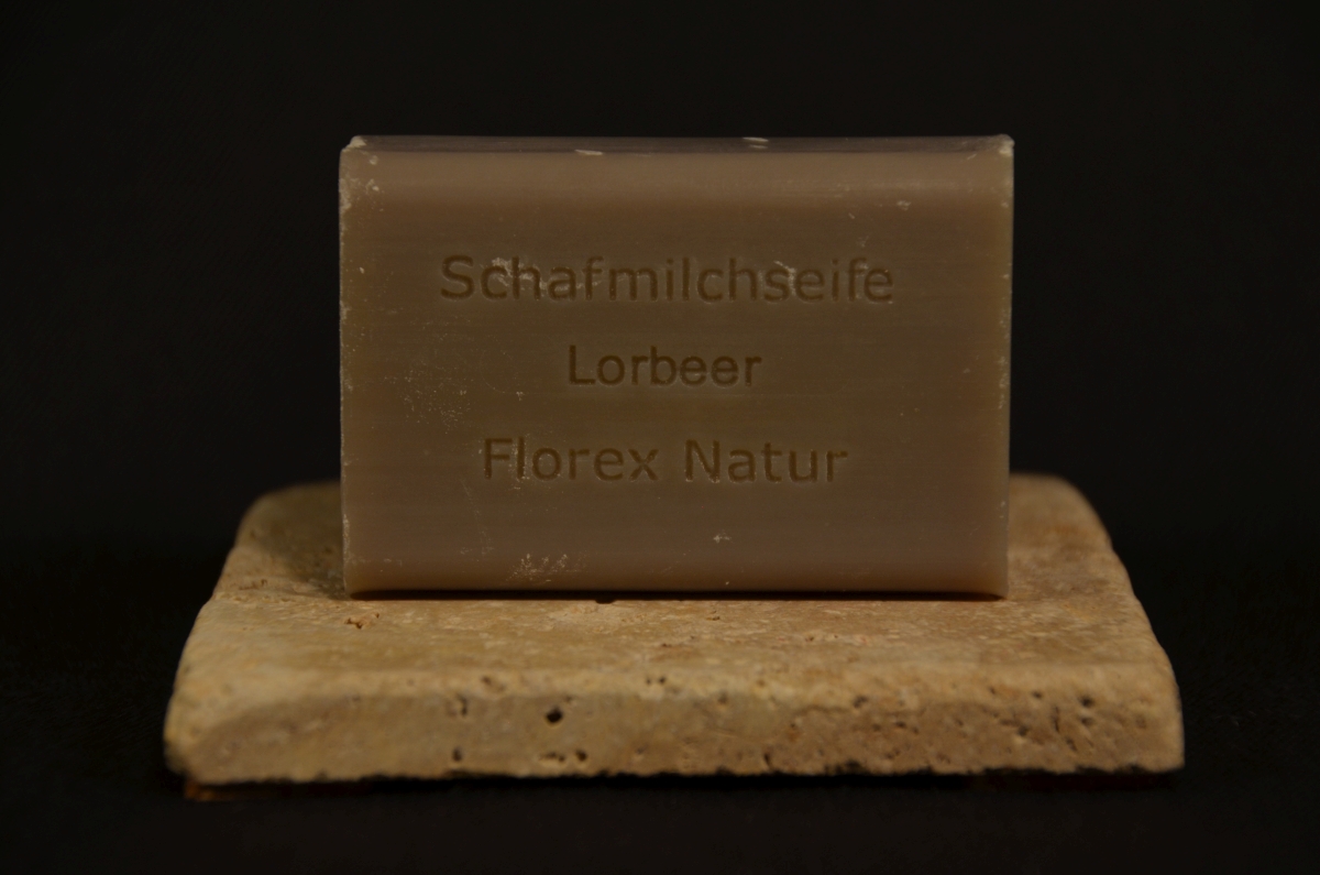 Schafmilchseife_Lorbeer_auf_Travertin