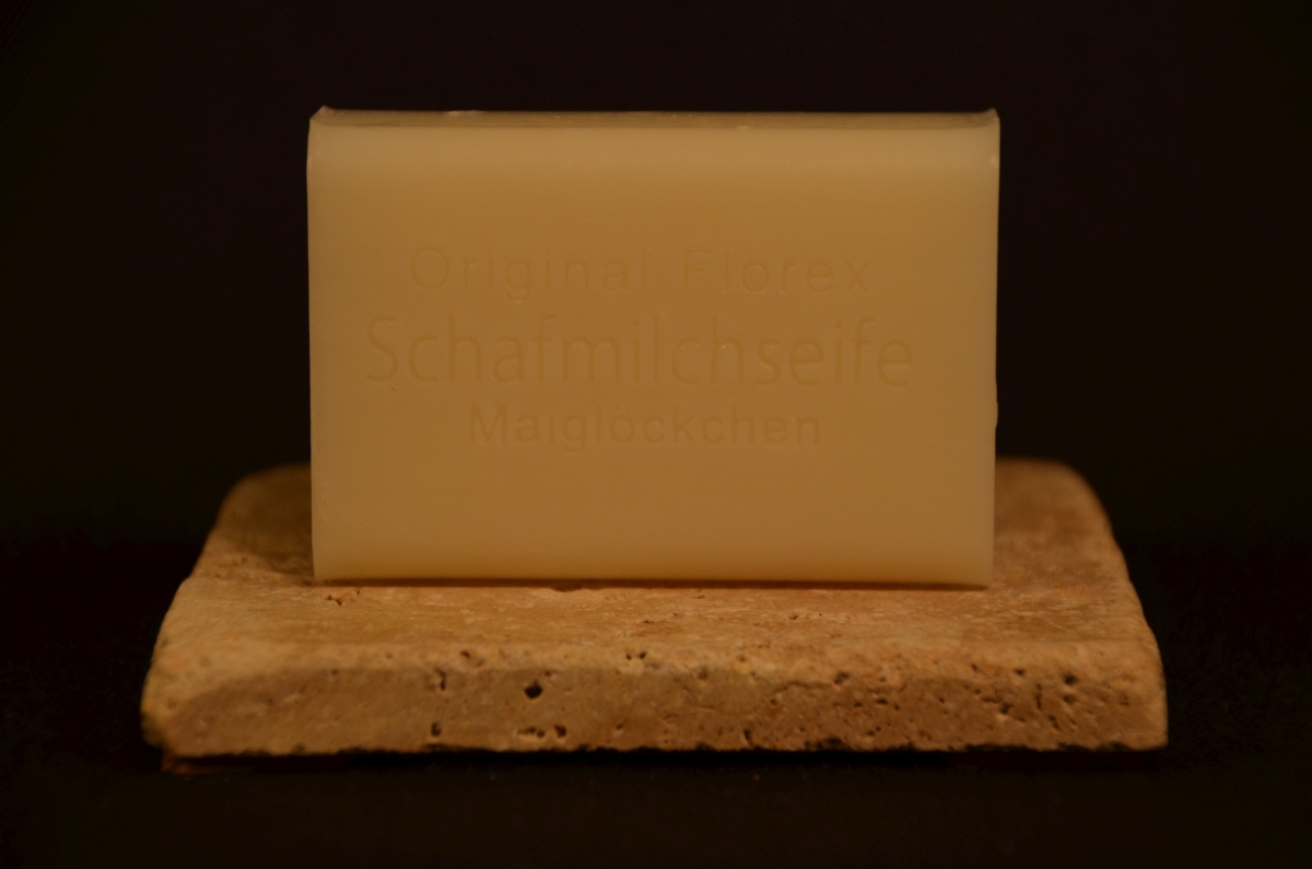Schafmilchseife_Maigloeckchen_auf_Travertin