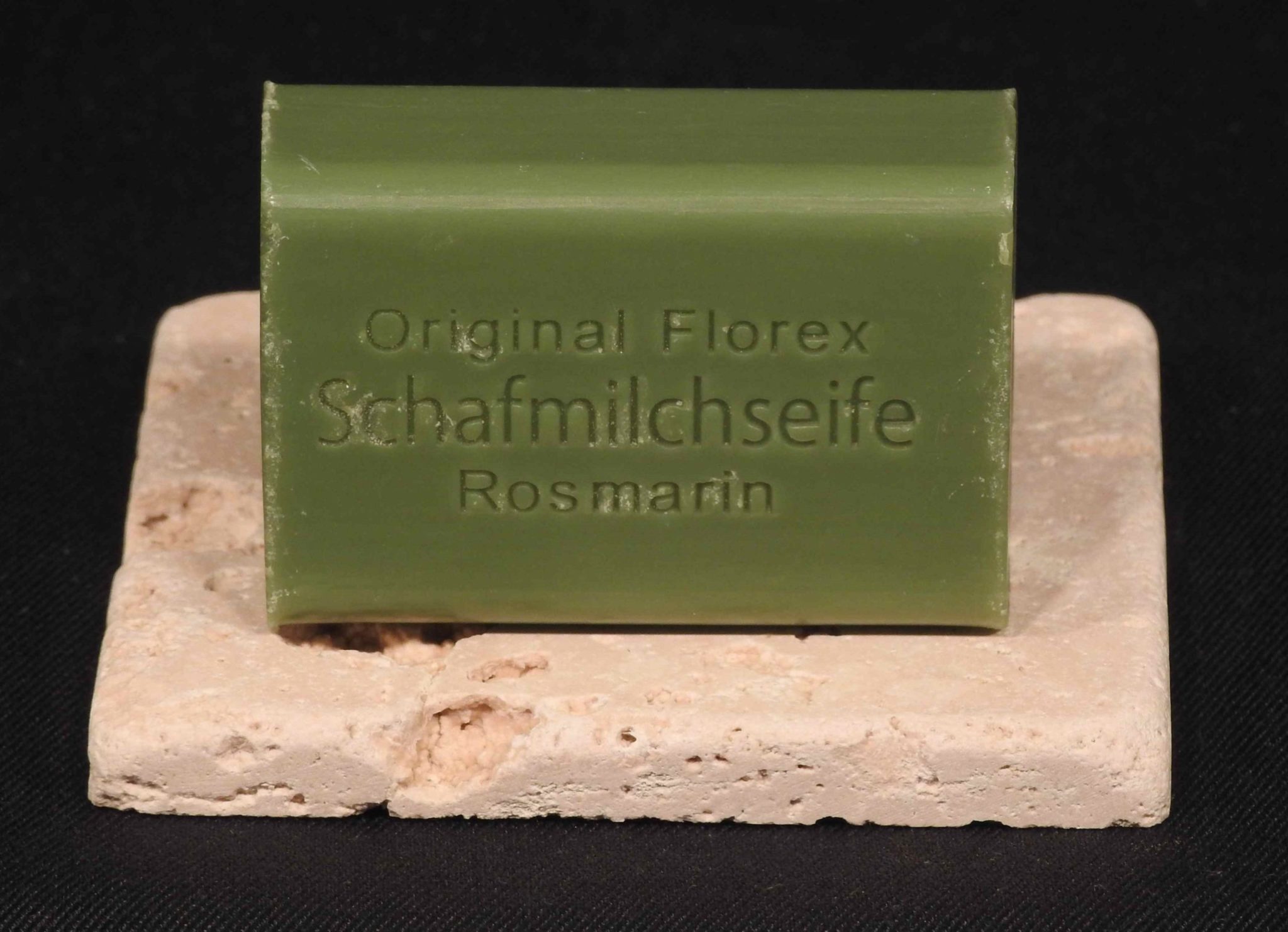 Schafmilchseife_Rosmarin_auf_Travertin