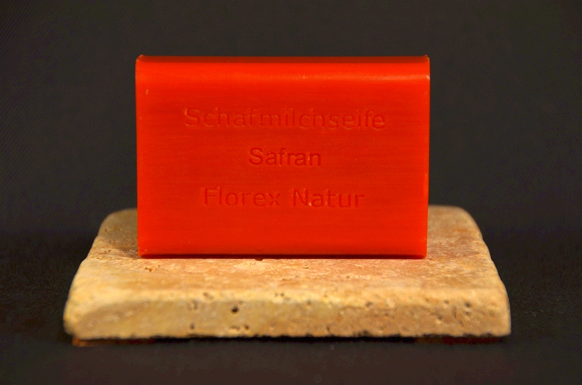 Schafmilchseife_Safran_auf_Travertin