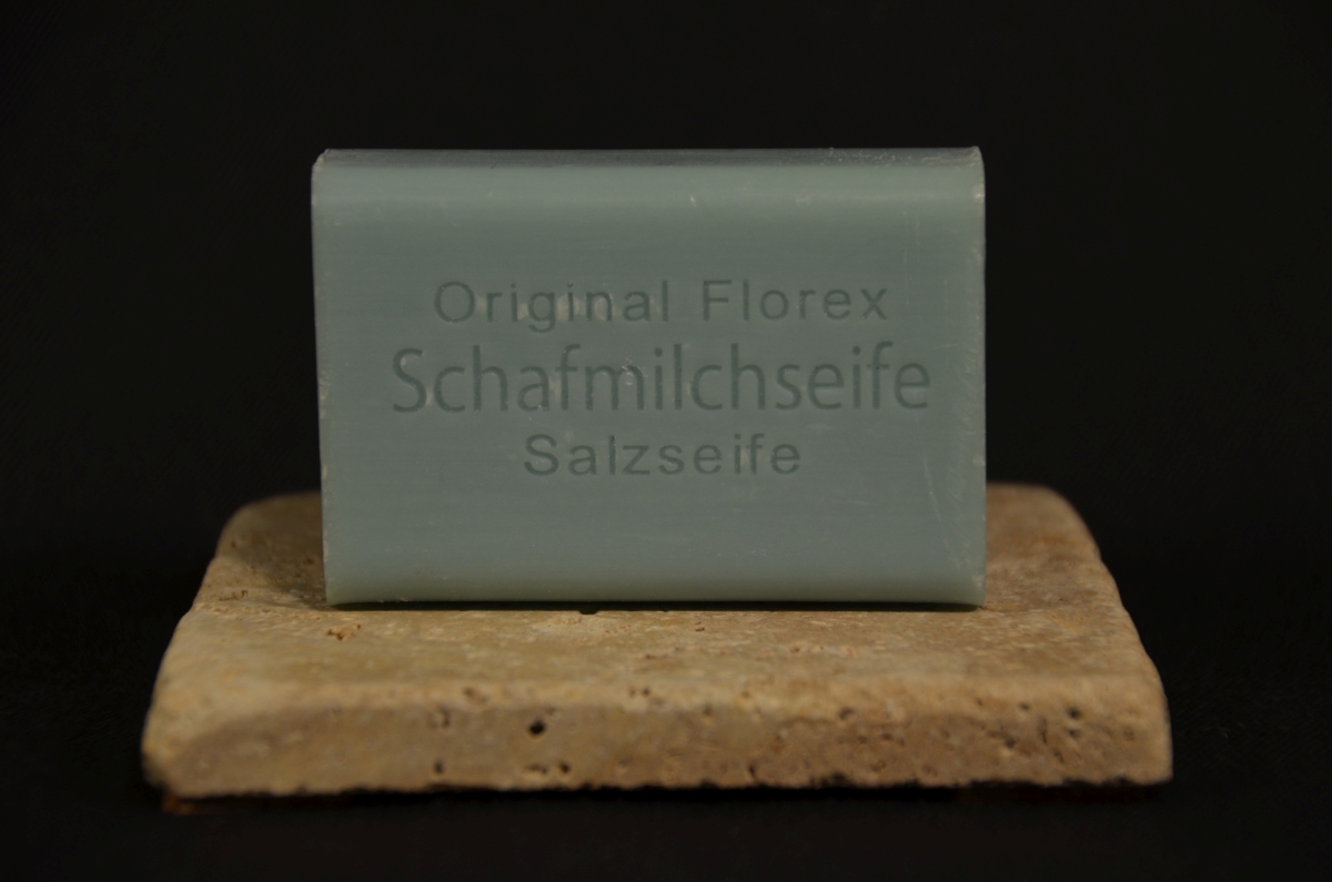 Schafmilchseife_Salz_auf_Travertin