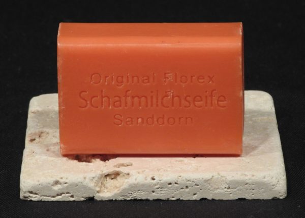 Schafmilchseife_Sanddorn_auf_Travertin