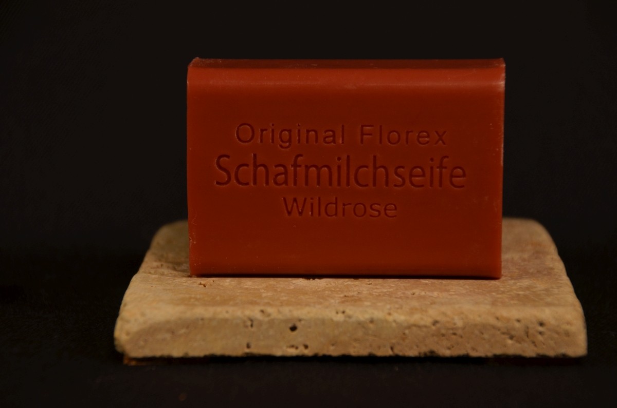 Schafmilchseife_Wildrose_auf_Travertin