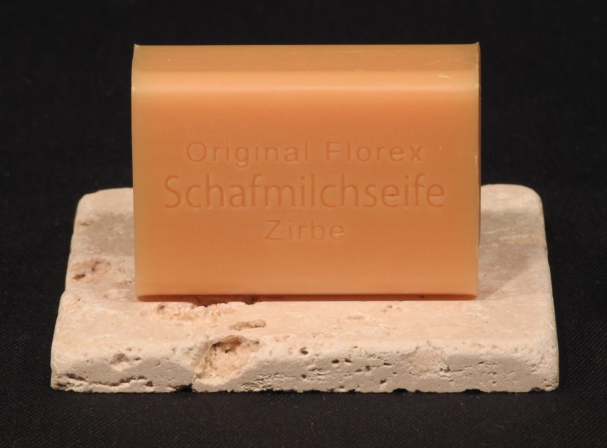 Schafmilchseife_Zirbe_auf_Travertin