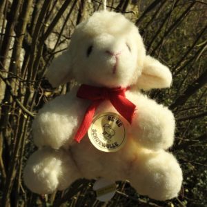 Schafwoll Kuscheltier Lamm mit Spieluhr