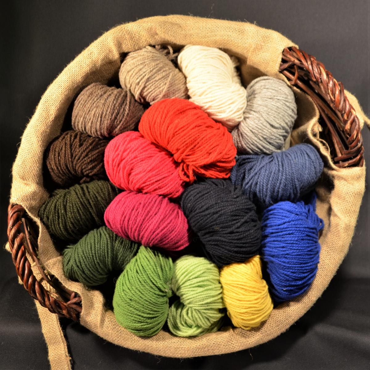 Strickwolle 100 Prozent Schafwolle bunt im Weidenkorb