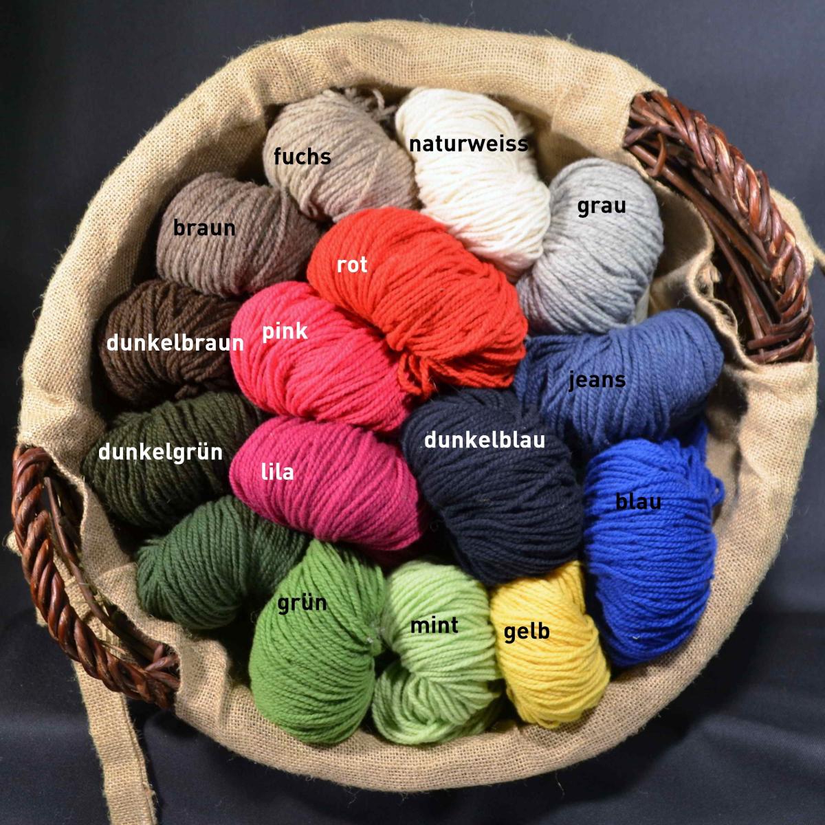 Strickwolle 100 Prozent Schafwolle bunt im Weidenkorb