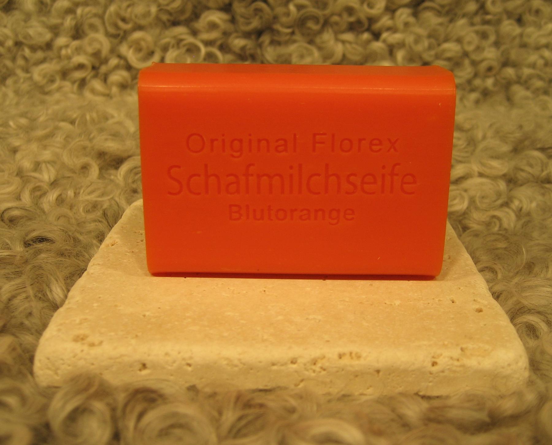 Schafmilchseife_Blutorange_auf_Travertin