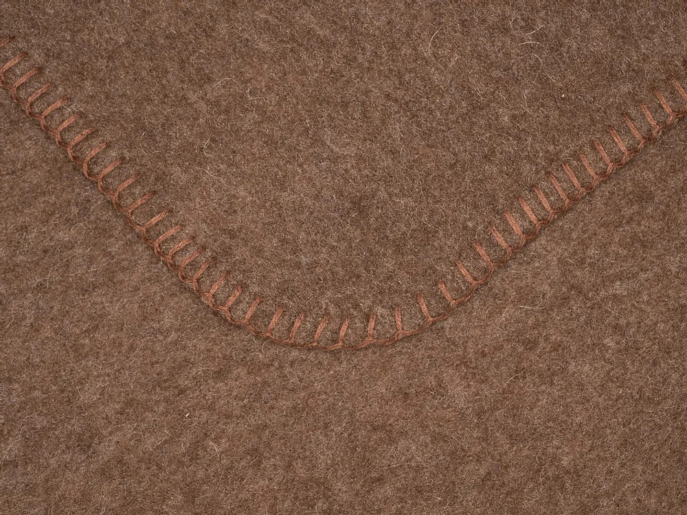 Wolldecken braun mit brauner Kettelung Detail