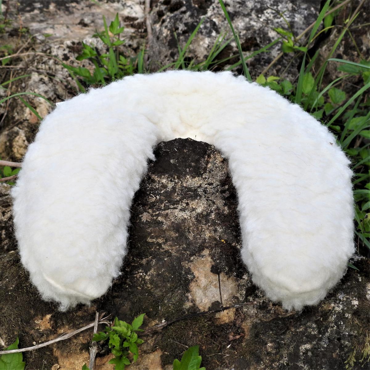 Kirschkernkissen Schafwollflor Nackenhörnchen