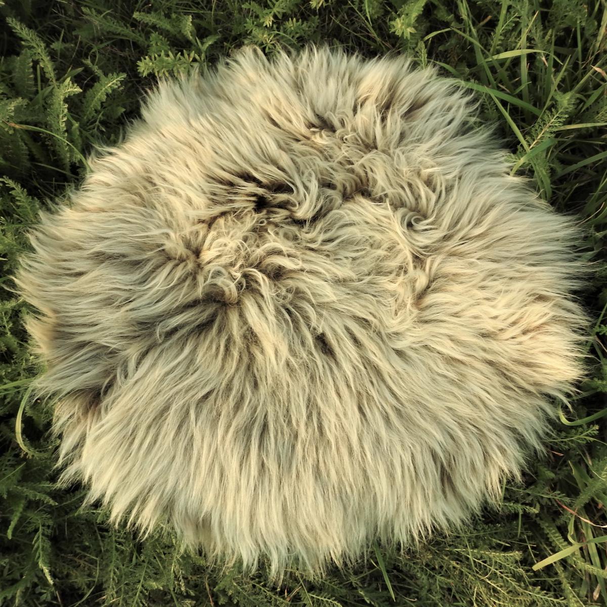 Lammfell Sitzauflage Stuhlauflage rund braun mit hellen Spitzen Lammfell Sitzauflage Stuhlauflage rund braun mit hellen Spitzen