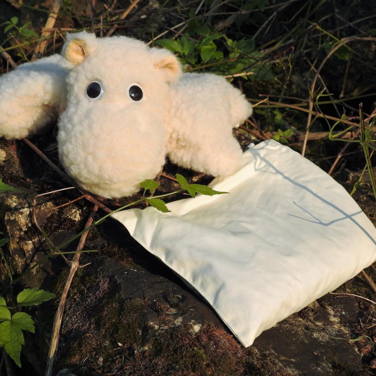 Schafwoll-Kuscheltier Nilpferd mit Kirschkern-Kissen Schafwoll-Kuscheltier Nilpferd mit Kirschkern-Kissen