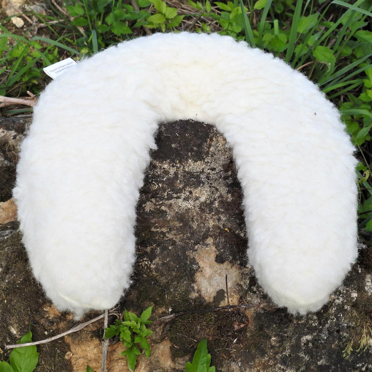 Schafwoll-Nackenhörnchen mit Kirschkernen