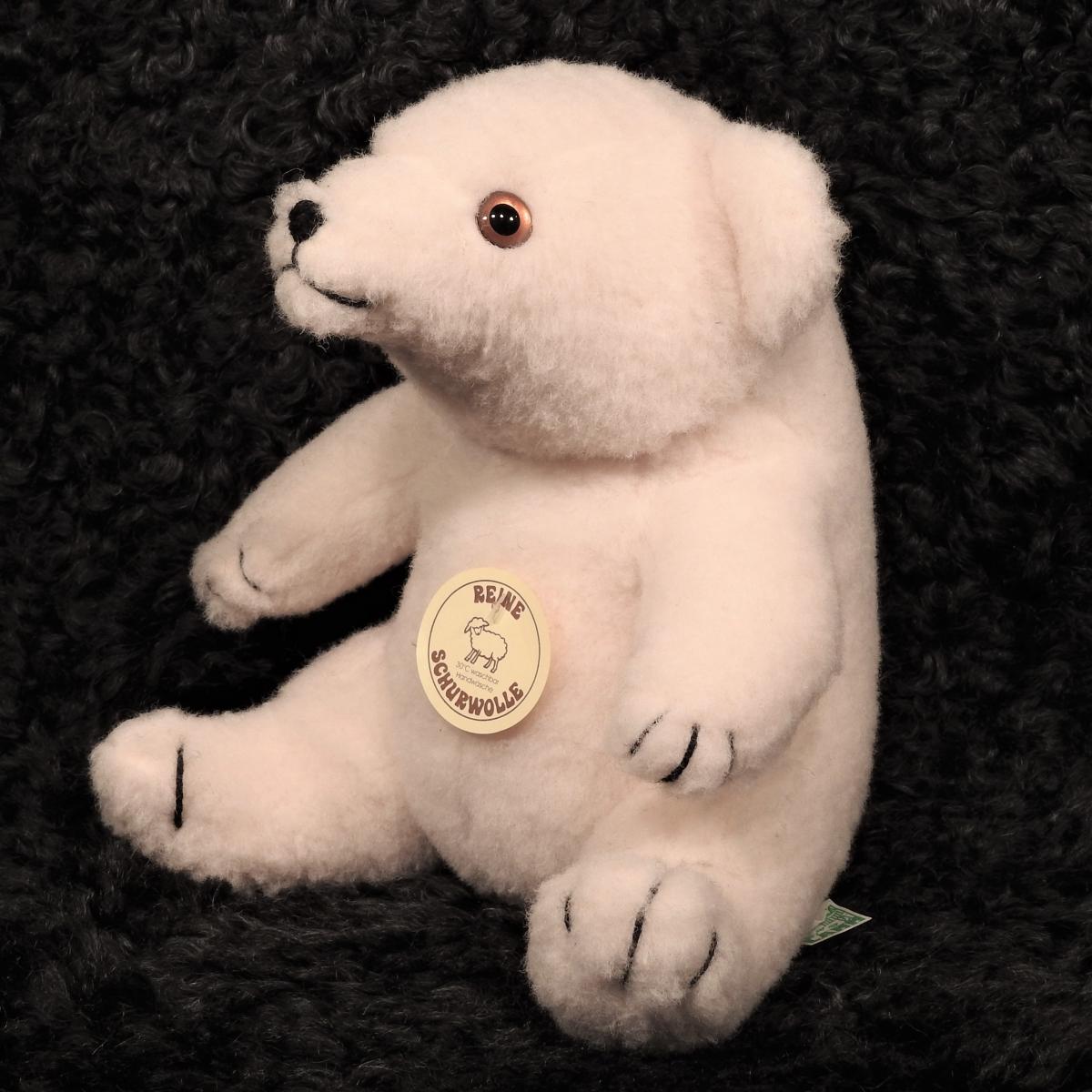 Schafwoll Kuscheltier Eisbär sitzend Schafwoll Kuscheltier Eisbär sitzend