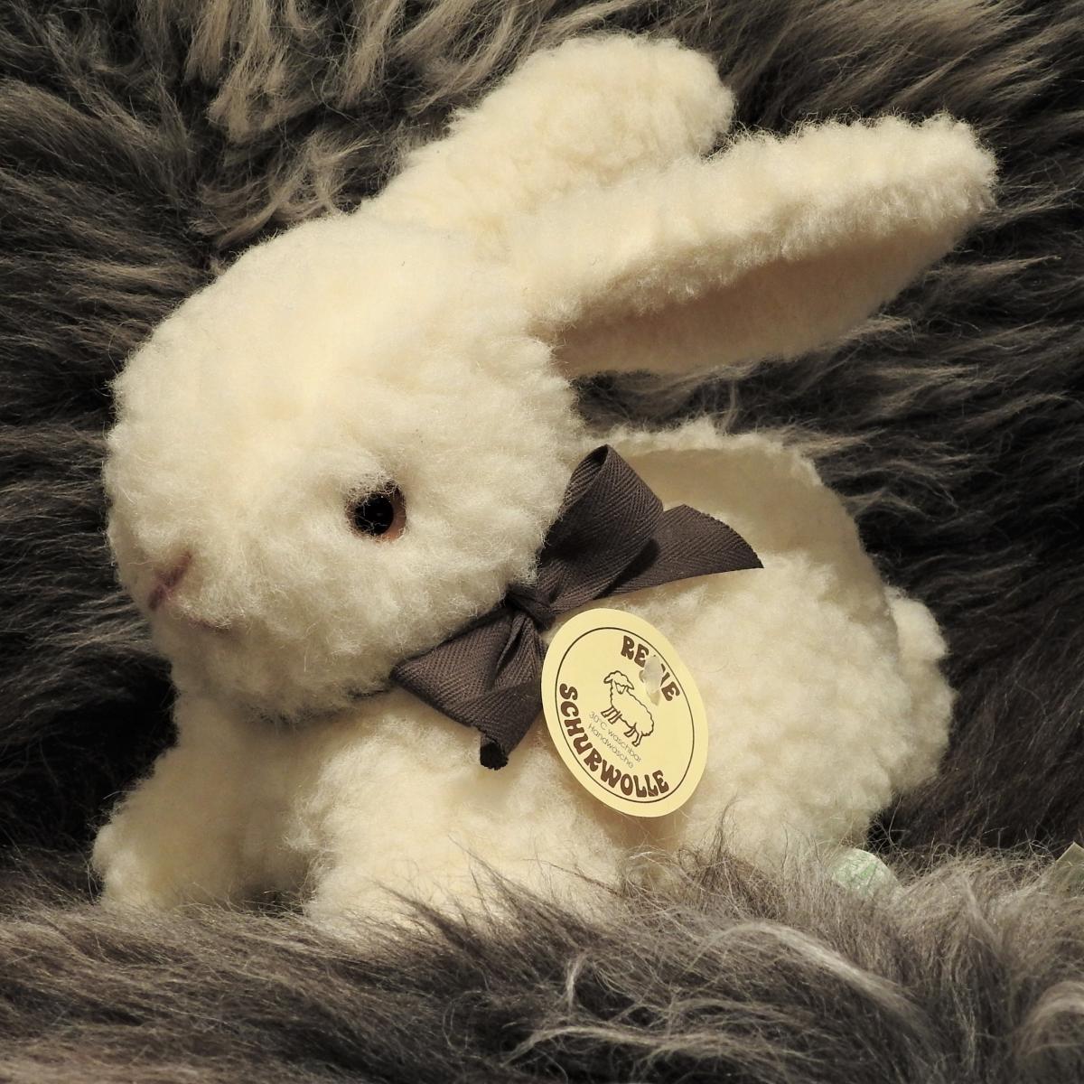 Schafwoll-Kuscheltier Hase weiß hockend Schafwoll-Kuscheltier Hase weiß hockend