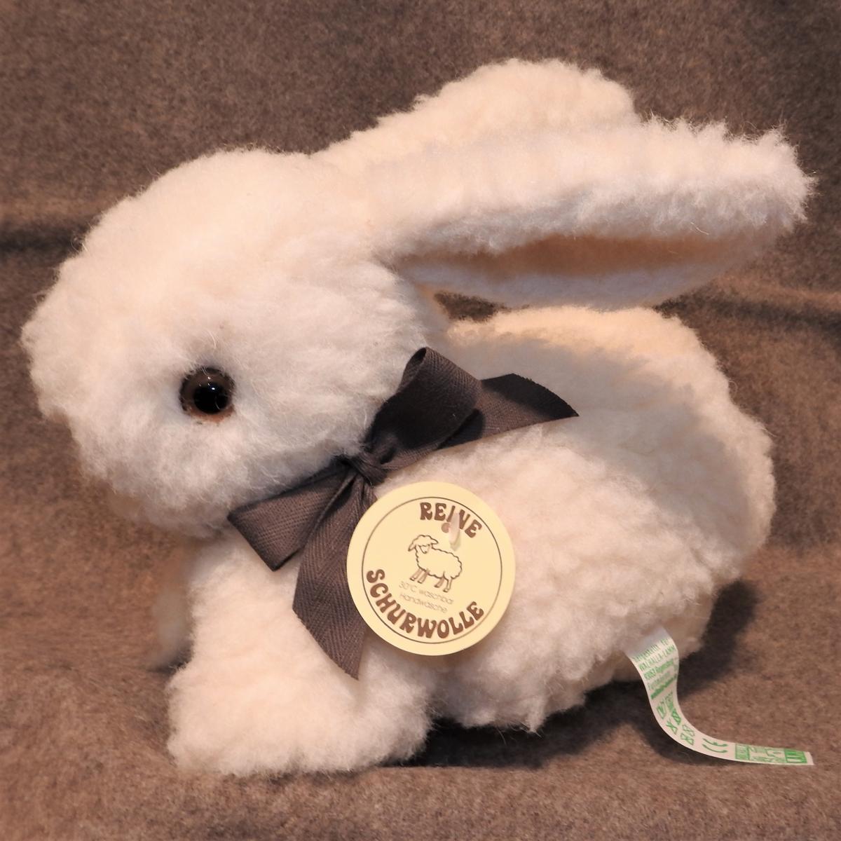 Schafwoll-Kuscheltier Hase weiß hockend Schafwoll-Kuscheltier Hase weiß hockend