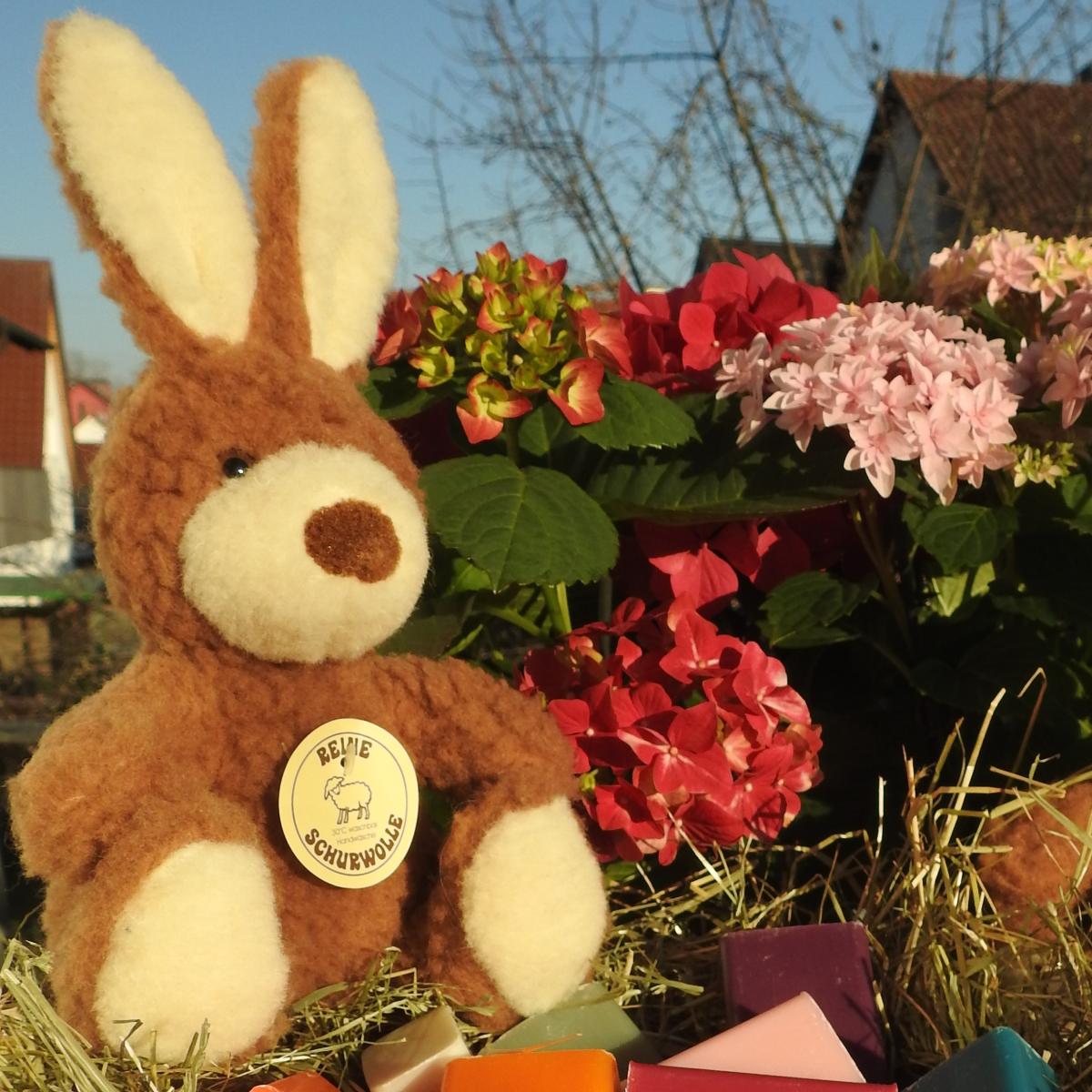 Schafwoll-Kuscheltier Hase braun sitzend Schafwoll-Kuscheltier Hase braun sitzend