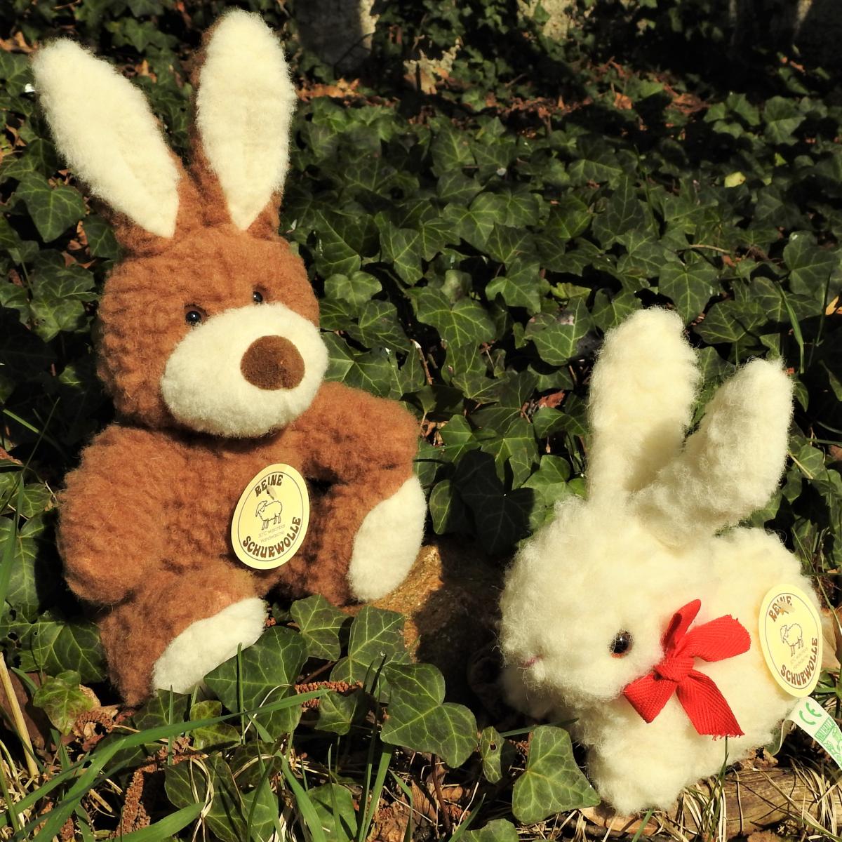 Schafwoll-Kuscheltier Hase braun sitzend und hockend weiß Schafwoll-Kuscheltier Hase braun sitzend und hockend weiß