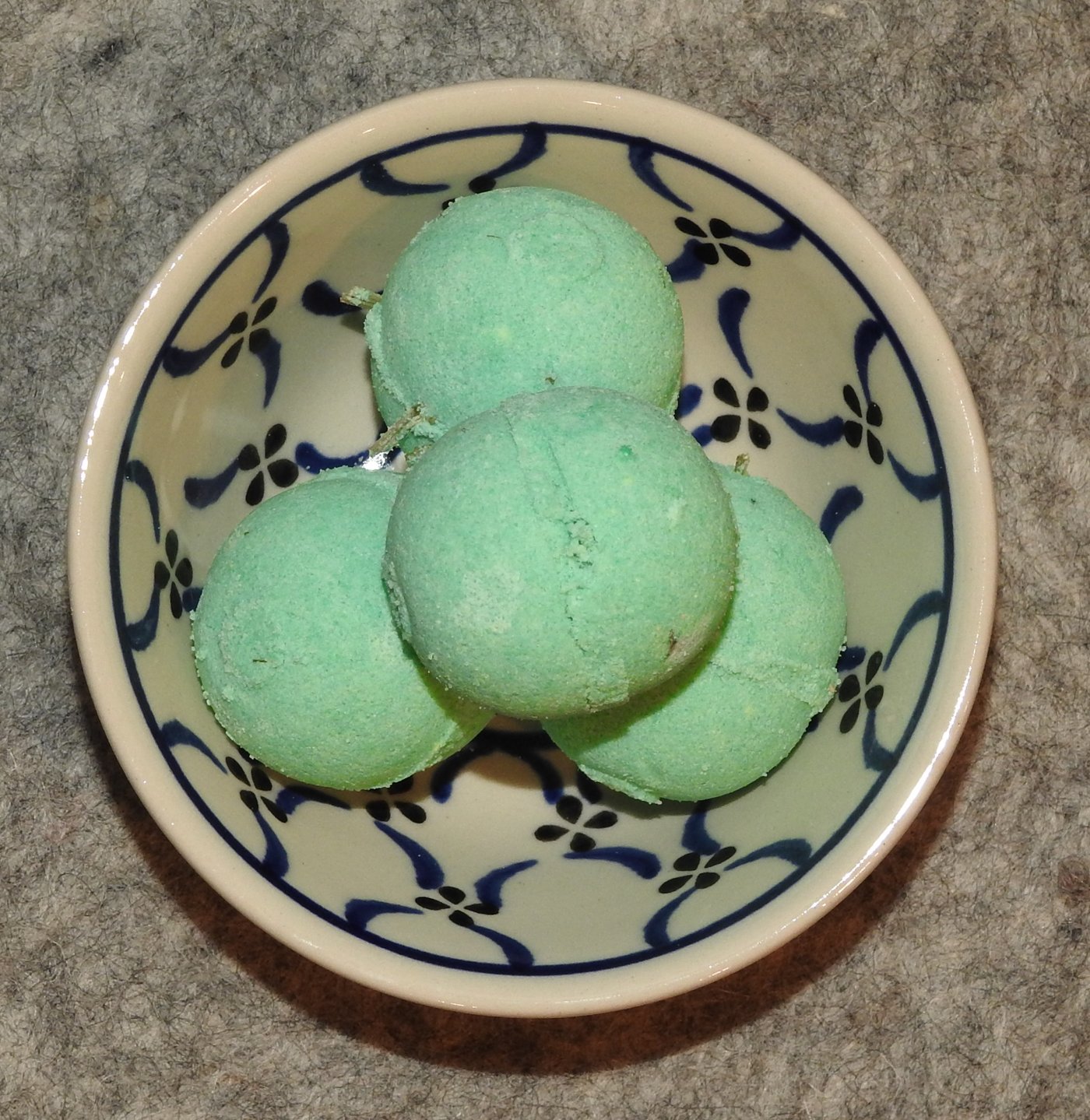 Badepraline mit Schafmilch Eisenkraut Badepraline mit Schafmilch Eisenkraut