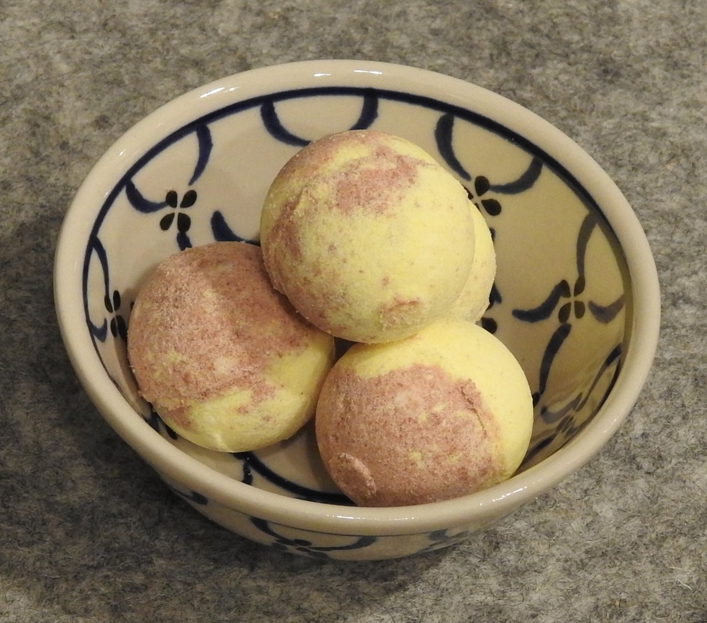 Badepraline mit Schafmilch Vanille-Karamell Badepraline mit Schafmilch Vanille-Karamell