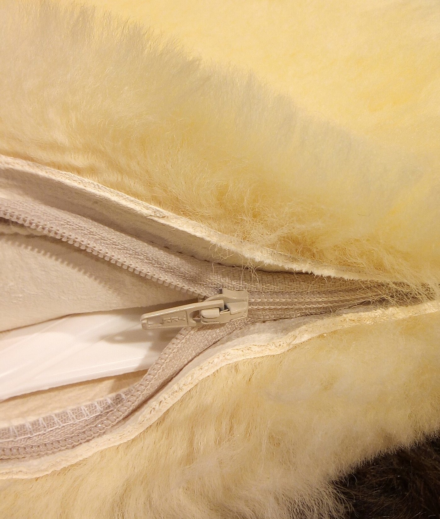 Lammfell-Wärmflaschen Verschlussdetail Lammfell-Wärmflaschen Verschlussdetail