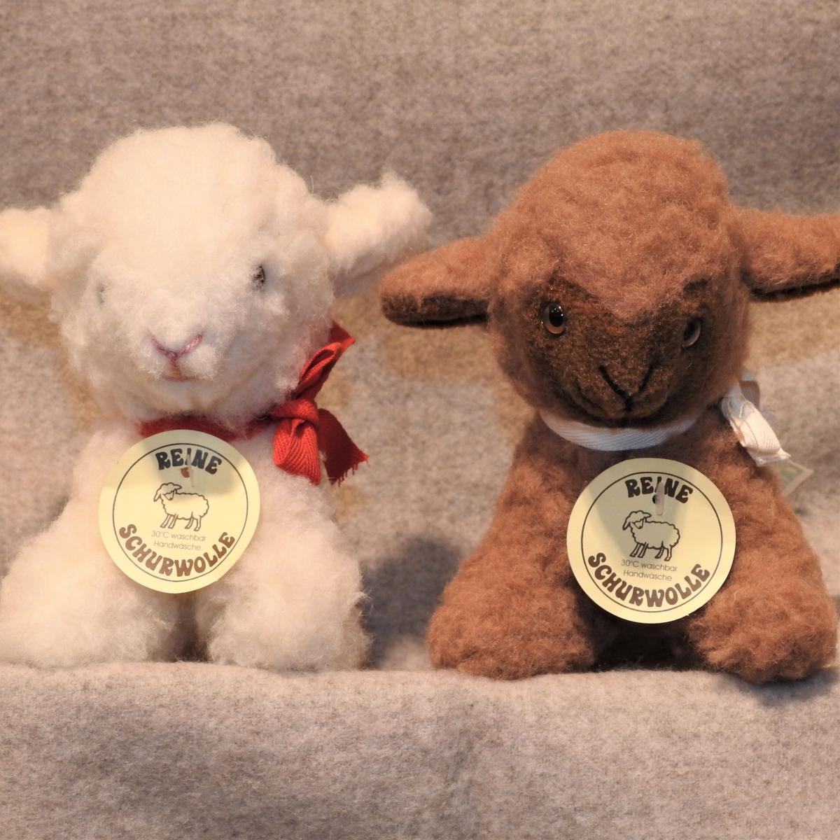 Schafwoll-Kuscheltier Lamm klein braun und weiß Schafwoll-Kuscheltier Lamm klein braun und weiß