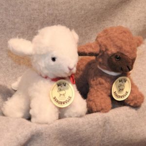 Schafwoll-Kuscheltier Lamm klein braun und weiß