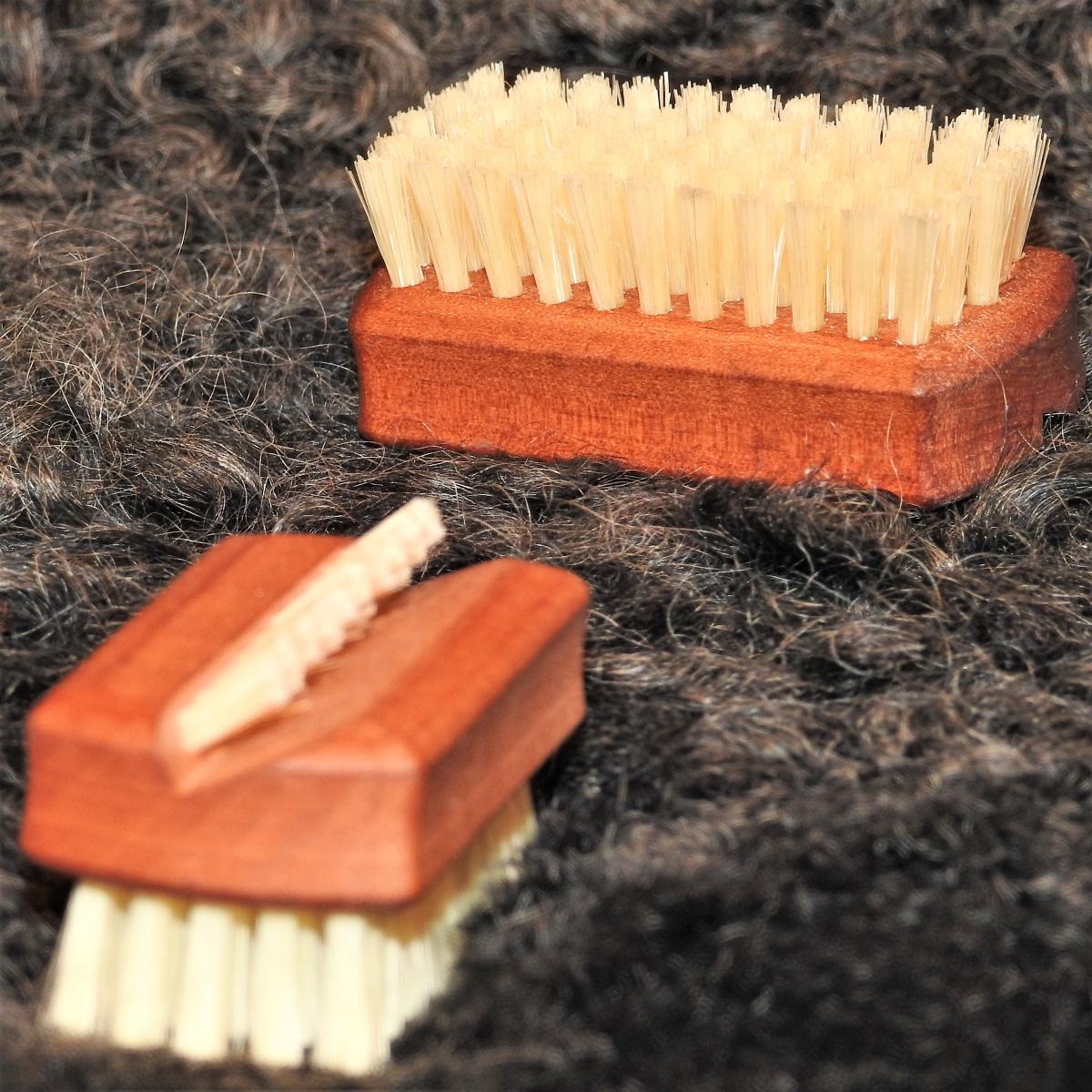 Reise-Nagelbürste Birnbaumholz