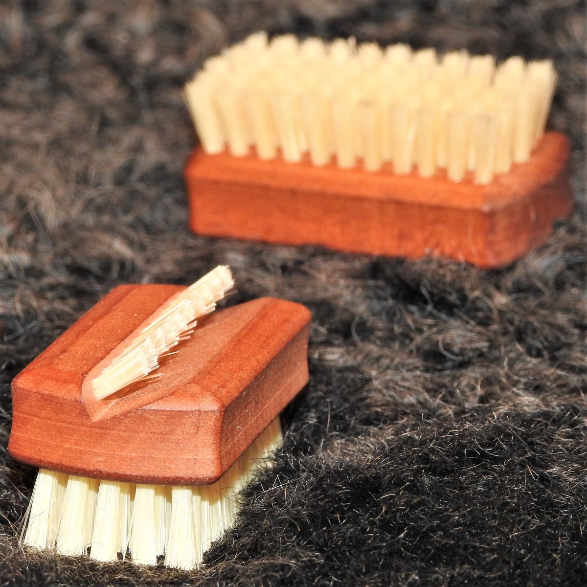 Reise-Nagelbürste Birnbaumholz