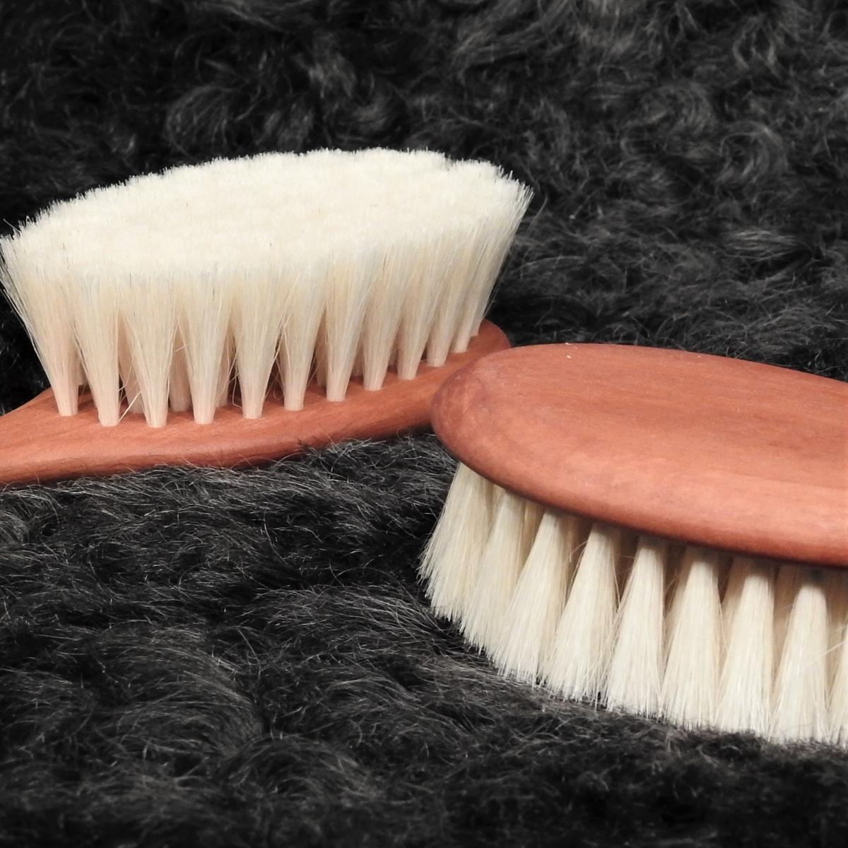 Baby-Haarbürste Birnbaumholz mit Ziegenhaarborsten