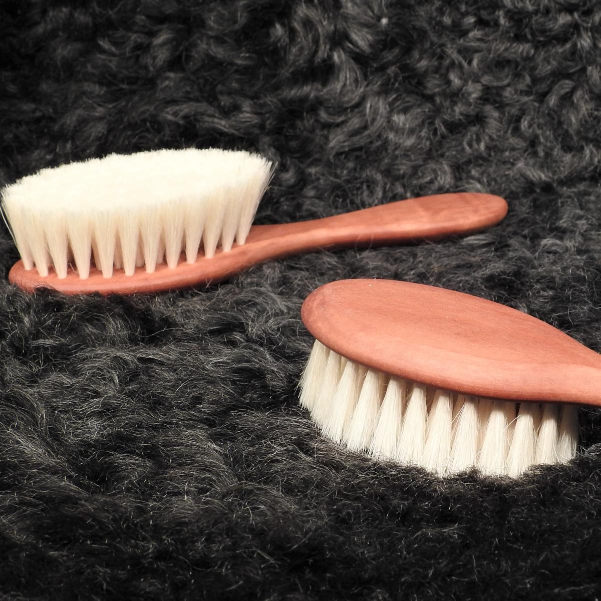 Baby-Haarbürste Birnbaumholz mit Ziegenhaarborsten