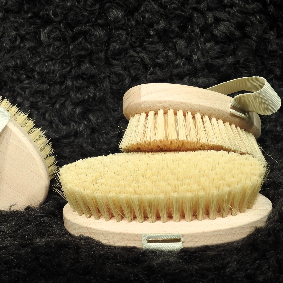 Badebürste Buchenholz ohne Stiehl mit harten Borsten und Gurt