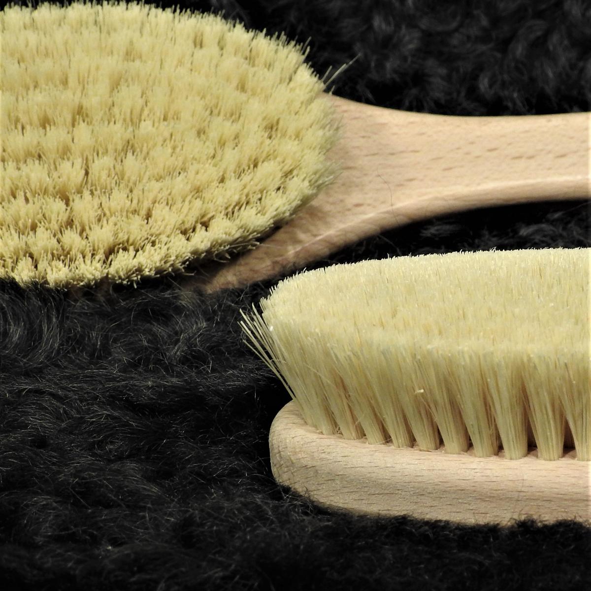 Badebürste mit langem Stiel, Buchenholz, helle Borste