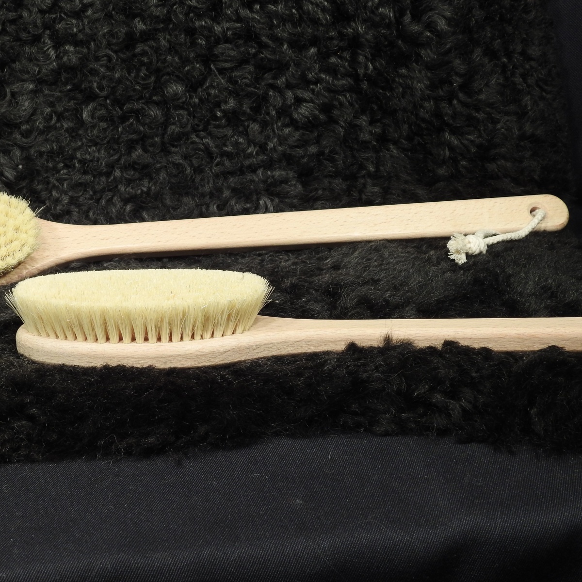 Badebürste mit langem Stiel, Buchenholz, helle Borste