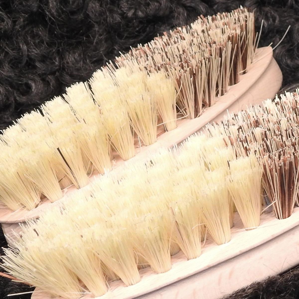 Gemüsebürste mit zwei Borstenarten